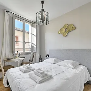  Apartment Au Coeur Des Papes, Dans Batisse De Charme & En Coeur De Frankreich